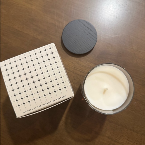 ZEBRA • Handcrafted Portugal Black Vanilla 45Hr Candle - Picture 3 of 5